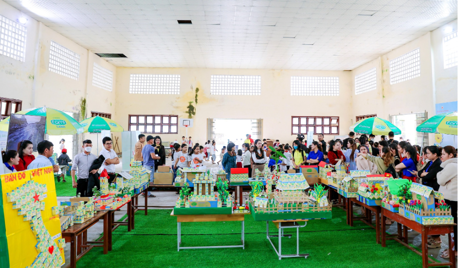 Diễn Giả Áo Dài Võ Thị Mỹ Duyên đồng hành Cùng Vinasoy Trao Dinh Dưỡng Lành, Gieo Mầm Tương Lai Xanh tại Trường Tiểu Học Trà Phong, Quảng Ngãi