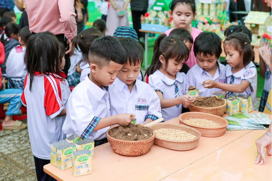 Diễn Giả Áo Dài Võ Thị Mỹ Duyên đồng hành Cùng Vinasoy Trao Dinh Dưỡng Lành, Gieo Mầm Tương Lai Xanh tại Trường Tiểu Học Trà Phong, Quảng Ngãi