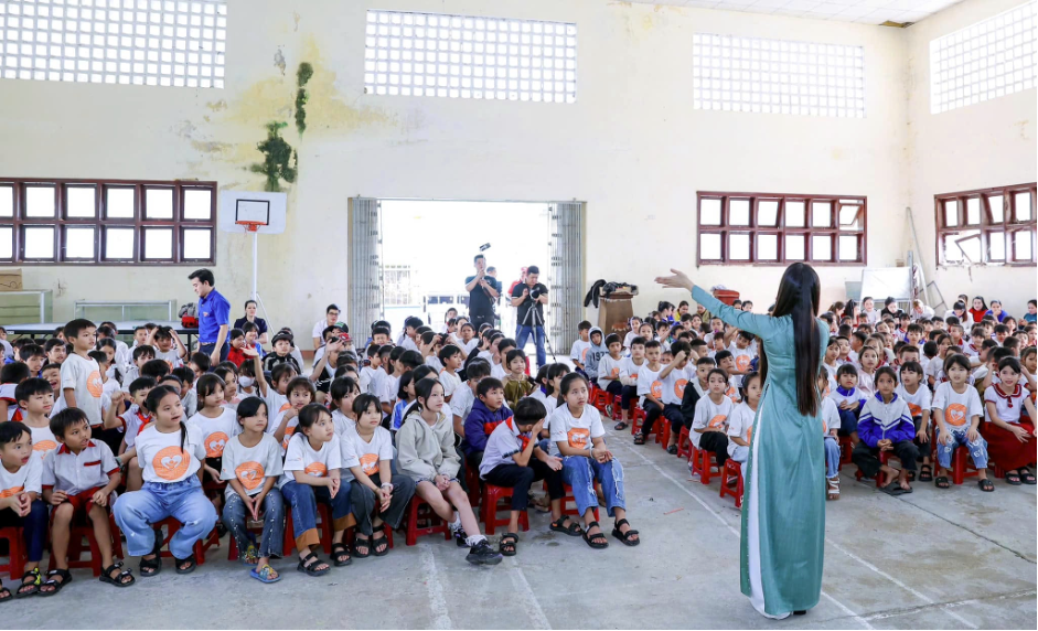 Diễn Giả Áo Dài Võ Thị Mỹ Duyên đồng hành Cùng Vinasoy Trao Dinh Dưỡng Lành, Gieo Mầm Tương Lai Xanh tại Trường Tiểu Học Trà Phong, Quảng Ngãi