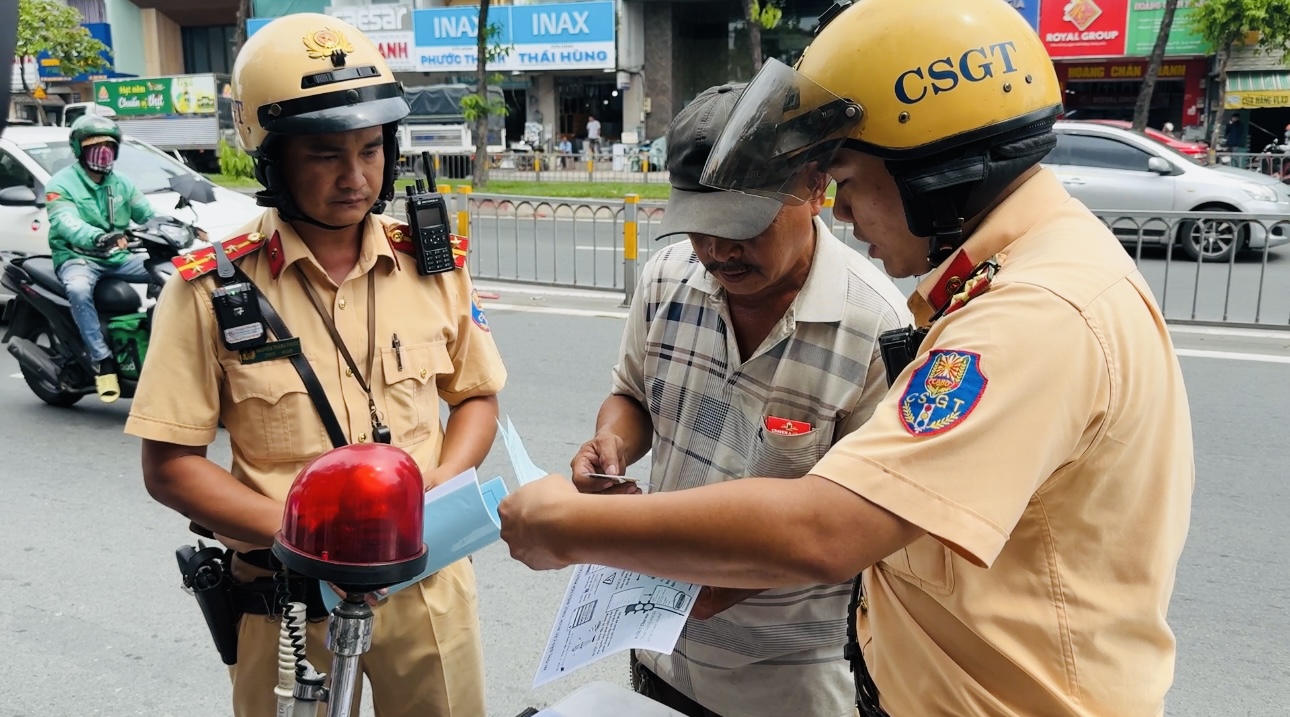 TP.HCM: Gần 100 người vượt đèn đỏ bị xử lý trong ngày đầu áp dụng nghị định 168- Ảnh 1. TP.HCM: Gần 100 người vượt đèn đỏ bị xử lý trong ngày đầu áp dụng nghị định 168- Ảnh 1.