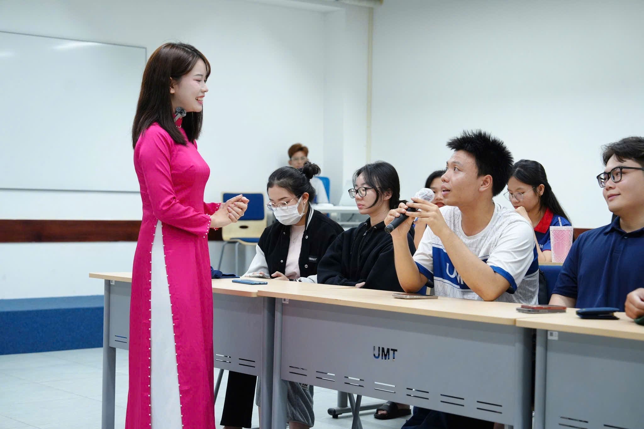 Học viện Kỹ năng VTALK Và OKR.BUSINESS Đồng Hành Cùng Trường Đại Học Quản Lý & Công Nghệ TP.HCM – Hội Thảo Hành Trình Phát Triển Sự Nghiệp