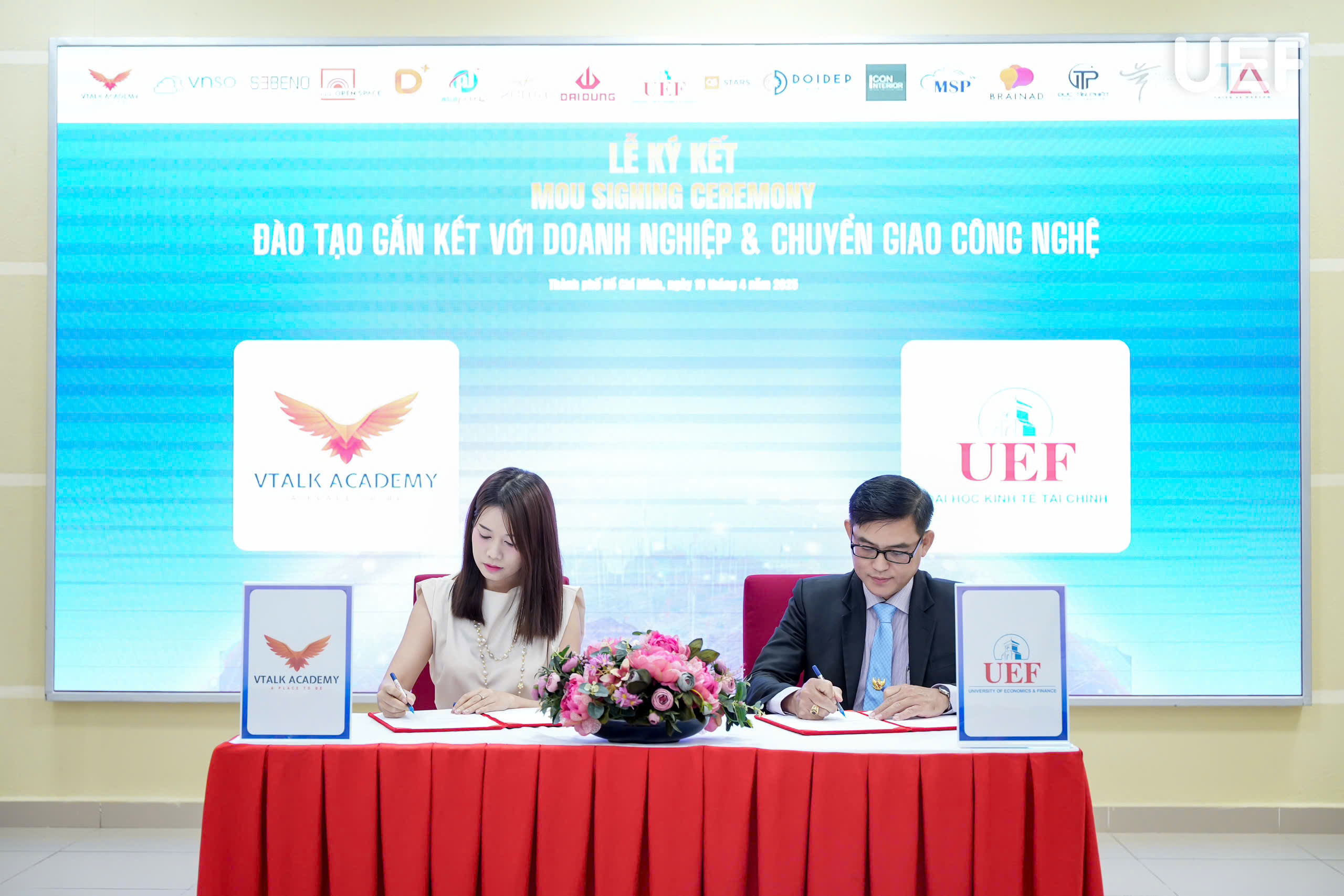 Trường Đại học Kinh tế Tài chính TP.HCM (UEF) ký kết hợp tác MOU với Học viện Kỹ năng VTALK và 13 doanh nghiệp hàng đầu