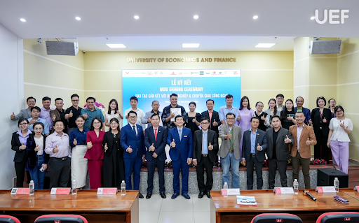 Trường Đại học Kinh tế Tài chính TP.HCM (UEF) ký kết hợp tác MOU với Học viện Kỹ năng VTALK và 13 doanh nghiệp hàng đầu