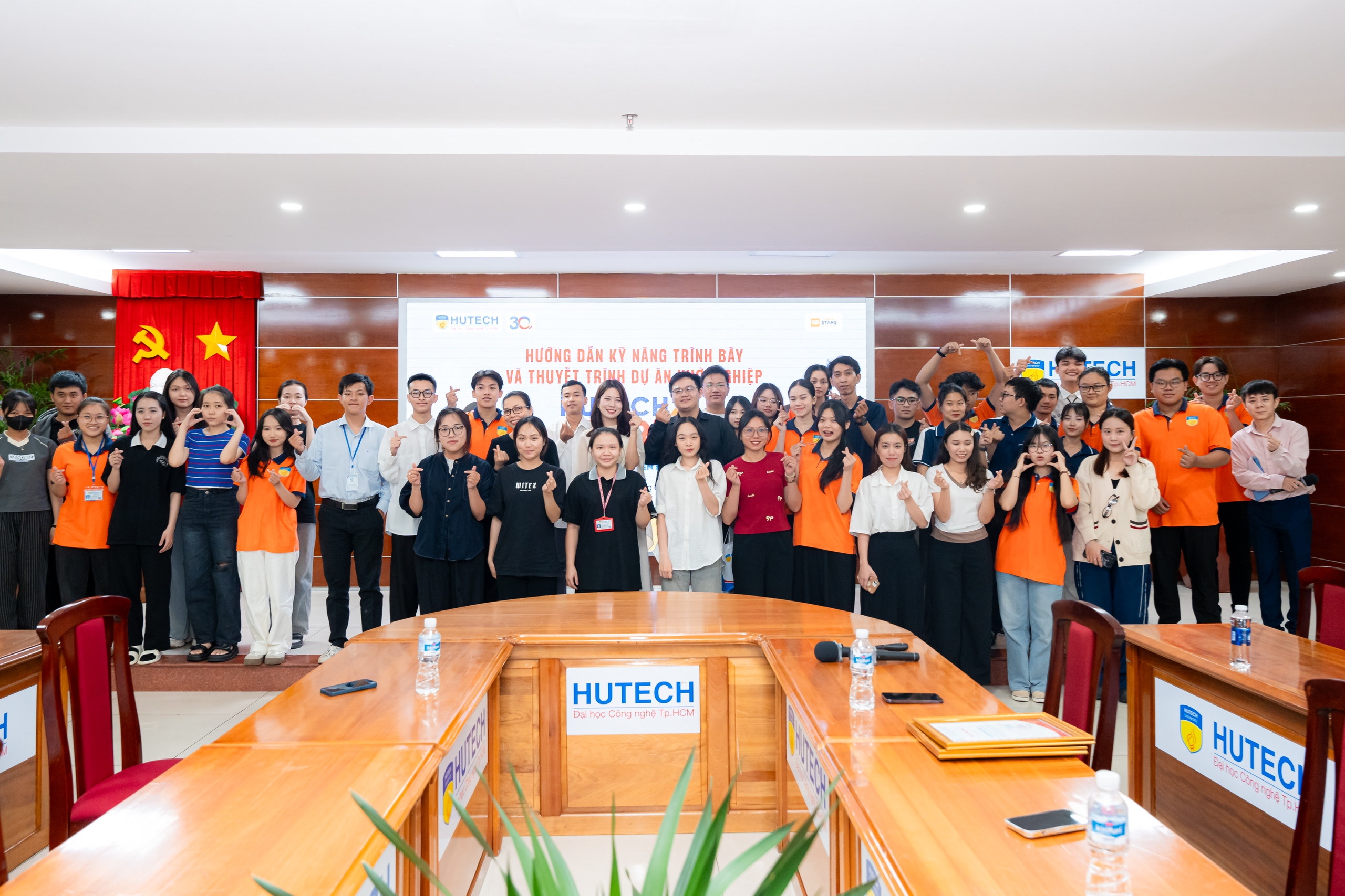Diễn giả Áo Dài Võ Thị Mỹ Duyên đồng hành cùng Đại học HUTECH huấn luyện kỹ năng Pitching cho Top 22 dự án Hutech Startup Wings 2025